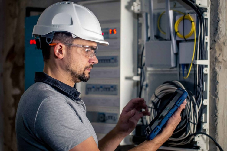 Personal técnico de I-TEL en obra